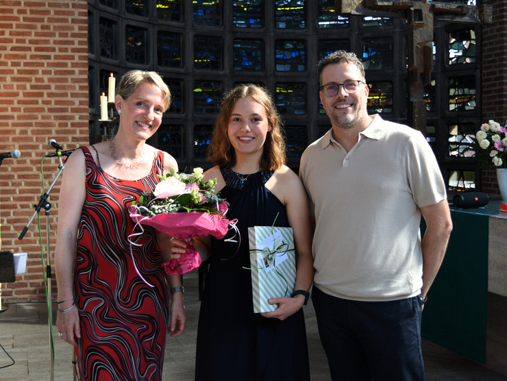 Gruppenbild mit Lilly Koopmann und Schulleiter und Vertreterin
