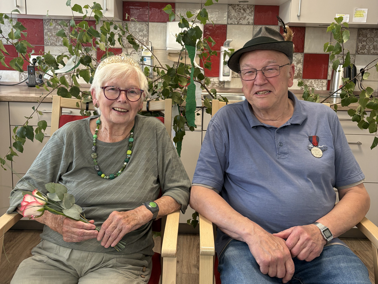 Königspaar, sitzend auf dem Stuhl