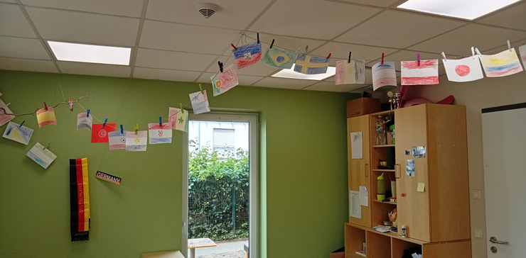Wäscheleine an der Decke mit allen Länderfahnen