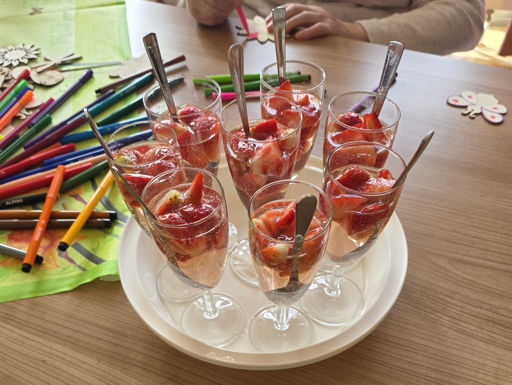 Tablett mit Sekt mit Erdbeeren