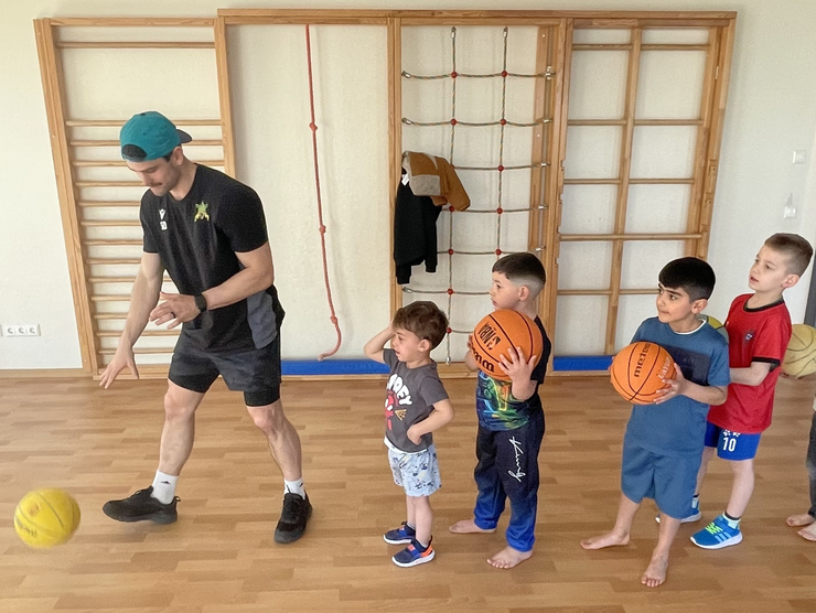 Dragonspieler zeigt den Kindern tribbeln